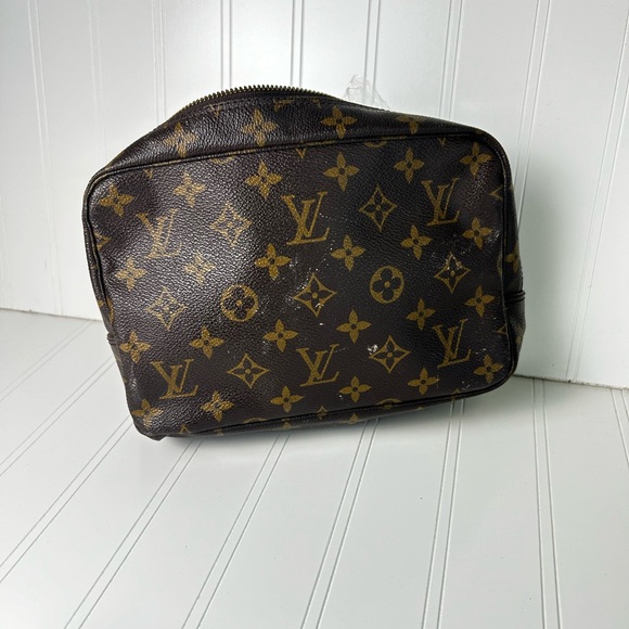 Genuine Louis Vuitton Trousse 23 Unisex
Brown Monogram Canvas Cosmetic Bag - Picture 5 of 14